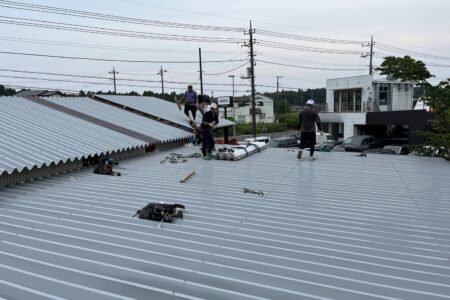 オミオート　折板屋根、明かり取り　ポリカ葺き工事