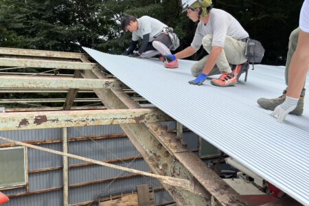 既存スレート屋根撤去、新設鉄板小波張り工事